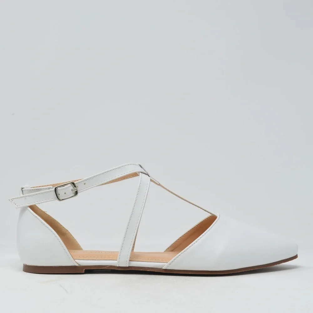 ๐ Women's Chase & Chloe White Strappy Flats - Picture 1 of 4
